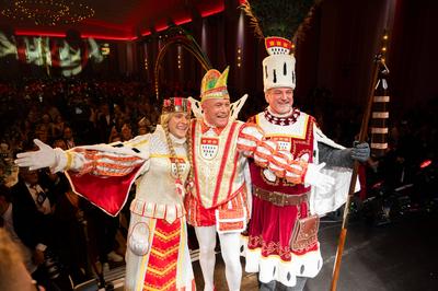 K?lner Dreigestirn der Session 2025: Prinz Ren? I., Bauer Michael und Jungfrau Marlis wurden am Freitagabend von Oberb?rgermeisterin Henriette Reker offiziell proklamiert.-stock-foto