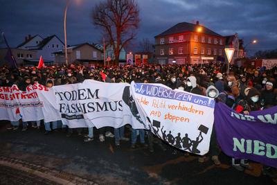 Riesa - 10.000 Menschen erwartet: Gro?demonstration gegen AfD-Parteitag, Polizei mit Gro?aufgebot vor Ort-stock-foto