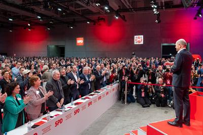 Au?erordentlicher Bundesparteitag der SPD im CityCube Berlin vor Neuwahl des Bundestages-stock-foto