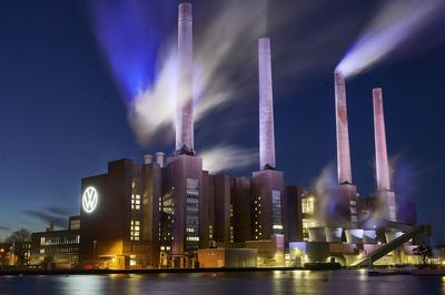 Beleuchtetes Heizkraftwerk Wolfsburg Nord/S?d-stock-foto