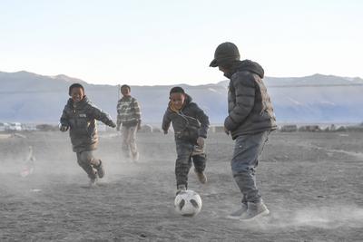 DINGRI, CHINA - JANUARY 10: Children play at a relocation site in a village on January 10, 2025 in Dingri County, Xigaze-stock-foto