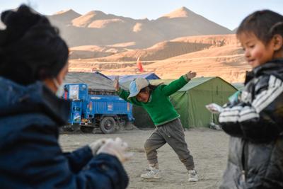 DINGRI, CHINA - JANUARY 10: Children play at a relocation site in a village on January 10, 2025 in Dingri County, Xigaze-stock-foto