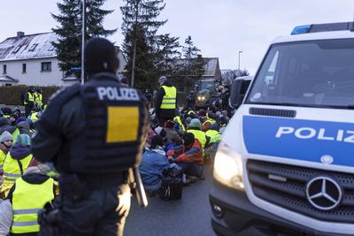 Strassenblockaden gegen AfD-Bundesparteitag in Riesa-stock-photo
