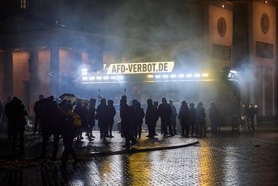 Gefangenentransporter wirbt fuer AfD-Verbot-stock-photo