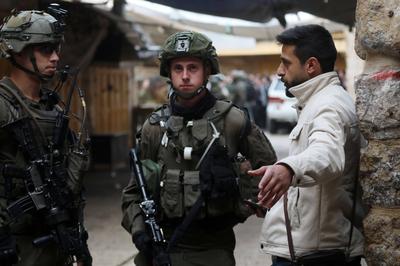 Israeli settlers escorted by Israeli forces participate in a provocative tour in Hebron-stock-foto