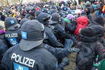Riesa - 10.000 Menschen erwartet: Gro?demonstration gegen AfD-Parteitag, Polizei mit Gro?aufgebot vor Ort-stock-foto