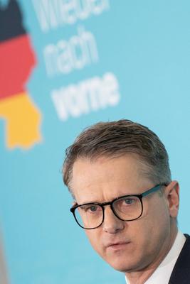 Bundesvorstandsklausur der CDU Deutschlands in Hamburg - Generalsekret?r Carsten Linnemann gibt vor Beginn der Klausurtagung ein Statement ab-stock-foto
