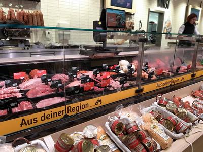 REWE-Einkauf in einem Supermarkt oder Discounter-stock-foto