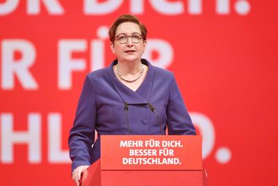 Berlin, Deutschland, 11.01.2025: Citycube Messe: SPD-Bundesparteitag: Bundesministerin f?r Wohnen, Stadtentwicklung und-stock-foto
