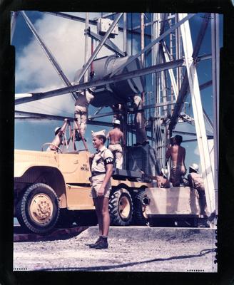 RECORD DATE NOT STATED Project 20 - Operation Greenhouse (Enewetak) Test Activities. Dog Test Device Being Hoisted in it-stock-foto