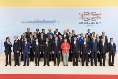 Angela Merkel mit den Teilnehmern des G20 Gipfel 2017 beim gemeinsamen Foto der Teilnehmer des 12. G20-Gipfel 2017. Ham-stock-photo