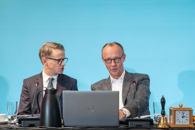 Bundesvorstandsklausur der CDU Deutschlands in Hamburg - Friedrich Merz, Parteivorsitzender und Kanzlerkandidat (rechts), mit seinem Generalsekret?r Carsten Linnemann, beim Auftakt der Klausurtagung-stock-photo