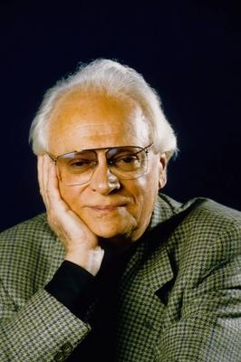 Ephraim Kishon 10/93 am Mann Autor Israel seri?s Brille wei?haarig hoch Portrait Hand l?chelnd-stock-foto