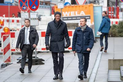 Bundesvorstandsklausur der CDU Deutschlands in Hamburg - Ankunft von Friedrich Merz, Parteivorsitzender und Kanzlerkandidat, mit seinem Sprecher Hero Warrings (rechts)-stock-photo