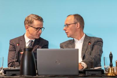 Bundesvorstandsklausur der CDU Deutschlands in Hamburg - Friedrich Merz, Parteivorsitzender und Kanzlerkandidat (rechts), mit seinem Generalsekret?r Carsten Linnemann, beim Auftakt der Klausurtagung-stock-photo