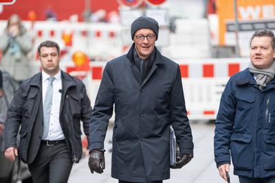 Bundesvorstandsklausur der CDU Deutschlands in Hamburg - Ankunft von Friedrich Merz, Parteivorsitzender und Kanzlerkandidat, mit seinem Sprecher Hero Warrings (rechts)-stock-photo