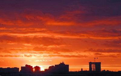 Farbenspiel Winter-Abendhimmel-stock-foto