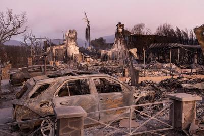 PACIFIC PALISADES, CALIFORNIA - JANUARY 10: Vehicles are destroyed by the Palisades Fire on January 10, 2025 in the Paci-stock-foto