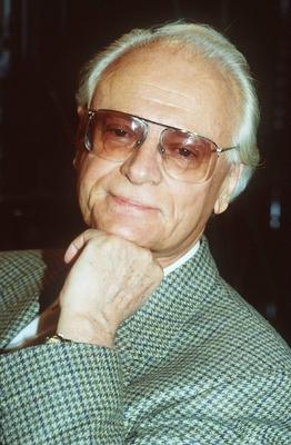 Ephraim Kishon 10/91 nou Mann Autor hoch Portrait Brille wei?haarig Sakko kariert Hand l?chelnd-stock-foto