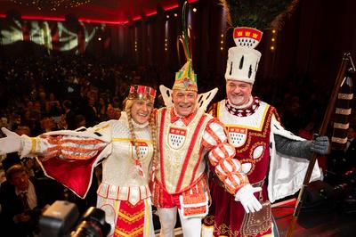 K?lner Dreigestirn der Session 2025: Prinz Ren? I., Bauer Michael und Jungfrau Marlis wurden am Freitagabend von Oberb?rgermeisterin Henriette Reker offiziell proklamiert.-stock-foto