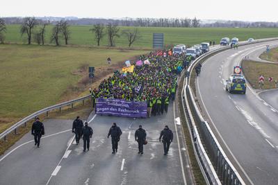 Riesa - 10.000 Menschen erwartet: Gro?demonstration gegen AfD-Parteitag, Polizei mit Gro?aufgebot vor Ort-stock-foto