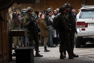 Israeli settlers escorted by Israeli forces participate in a provocative tour in Hebron-stock-foto