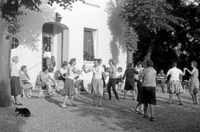 Das Müttergenesungswerk Seefrieden in Grömitz Frauen beim Tanz, 1966. Women dancing, 1966., Deutschland Copyright: Erich-stock-foto