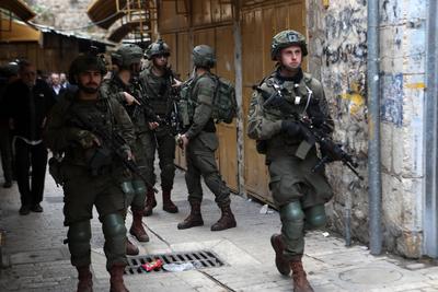 Israeli settlers escorted by Israeli forces participate in a provocative tour in Hebron-stock-foto