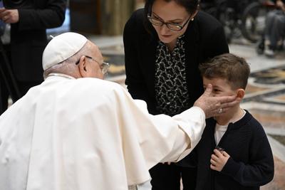 ITALY - POPE FRANCIS  RECEIVES IN PRIVATE AUDIENCE CHILDREN GUESTS OF THE PEDIATRIC ONCOLOGY CLINIC IN WRODAW AT  THE  VATICAN - 2025/1/10-stock-foto
