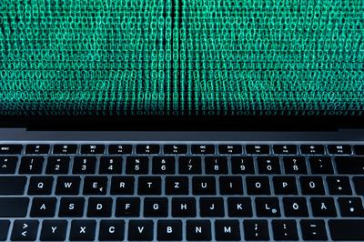 Ein Bin?rcode ist auf dem Display eines Laptops zu sehen. (Aufnahme mit langer Belichtungszeit). Rottweil Baden-W?rttemb-stock-foto