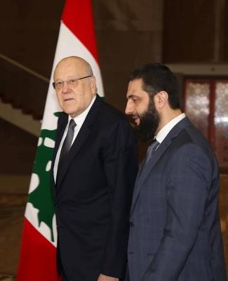 Lebanon's Prime Minister Najib Mikati shaking hands with Syria's new leader Ahmed al-Sharaa-stock-foto