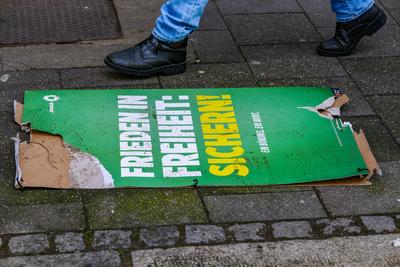 D?sseldorf 11.01.2025 Wahlkampf Wahlkampfplakat Bundestagswahl Wahlplakat Bundestagswahlplakat Die Gr?nen Vandalismus Pl-stock-foto