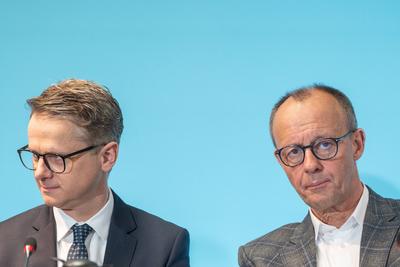 Bundesvorstandsklausur der CDU Deutschlands in Hamburg - Friedrich Merz, Parteivorsitzender und Kanzlerkandidat (rechts), mit seinem Generalsekret?r Carsten Linnemann, beim Auftakt der Klausurtagung-stock-photo