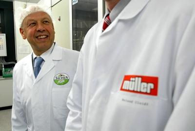 Theo M?ller (GER/Alleingesellschafter Unternehmensgruppe Theo M?ller GmbH & Co. KG) im Werk der Sachsenmilch AG in Leppe-stock-foto