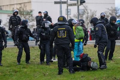 Riesa - 10.000 Menschen erwartet: Gro?demonstration gegen AfD-Parteitag, Polizei mit Gro?aufgebot vor Ort-stock-foto