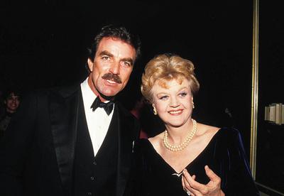 **FILE PHOTO** Angela Lansbury Has Passed Away. Tom Selleck and Angela Lansbury 1987 PUBLICATIONxNOTxINxUSA Copyright:-stock-foto