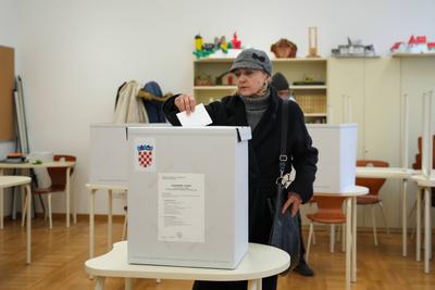Kroatien: Stichwahl / Zweite Runde Pr?sidentschaftswahl, 2024/2025 - Zagreb, Kroatien *** Croatia Run-off second round p-stock-photo
