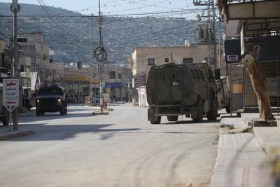 Israeli military vehicles are seen during an Israeli raid in Qabatiya, near Jenin in the Israeli-occupied West Bank-stock-foto