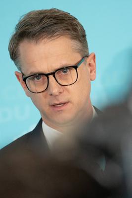 Bundesvorstandsklausur der CDU Deutschlands in Hamburg - Generalsekret?r Carsten Linnemann gibt vor Beginn der Klausurtagung ein Statement ab-stock-foto