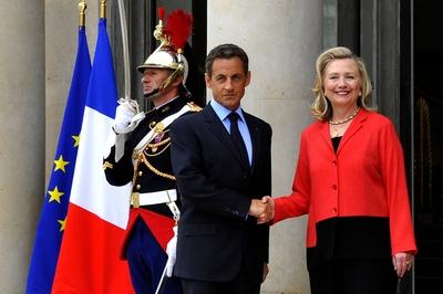 Libyen-Konferenz in Paris - Au?enministerin HILLARY RODHAM CLINTON (USA) und Pr?sident NICOLAS SARKOZY (Frankreich) Ger-stock-photo