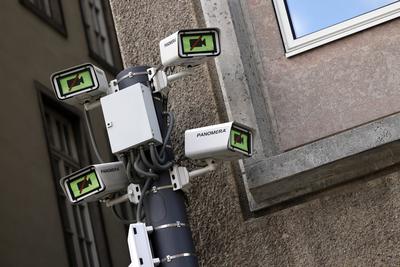 Video?berwachung der Polizei an der Domplatte in K?ln. Die Kameras sind derzeit ausgesetzt und mit einem Sticker abgede-stock-photo