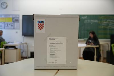 Kroatien: Stichwahl / Zweite Runde Pr?sidentschaftswahl, 2024/2025 - Zagreb, Kroatien *** Croatia Run-off second round p-stock-photo
