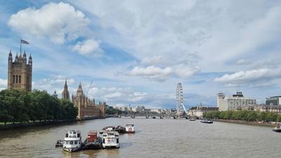 UK, LONDON - JULY 23, 2023: Group of boats floating on river in London UK, LONDON - JULY 23, 2023: Collection of boats f-stock-foto