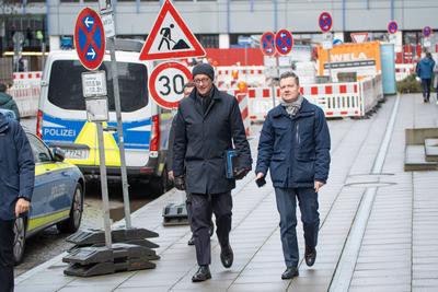 Bundesvorstandsklausur der CDU Deutschlands in Hamburg - Ankunft von Friedrich Merz, Parteivorsitzender und Kanzlerkandidat, mit seinem Sprecher Hero Warrings (rechts)-stock-photo