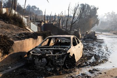 PACIFIC PALISADES, CALIFORNIA - JANUARY 10: A vehicle is destroyed by the Palisades Fire on January 10, 2025 in the Paci-stock-foto