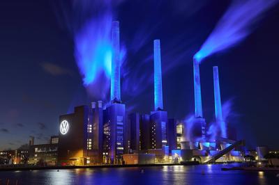Beleuchtetes Heizkraftwerk Wolfsburg Nord/S?d-stock-foto