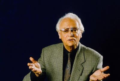 Ephraim Kishon 10/93 am Mann Autor Israel seri?s Brille wei?haarig quer halb sitzend sprechend gestikulierend-stock-foto