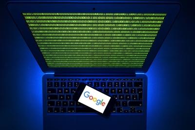 Smartphone mit Logo Google auf Computertastatur, Symbolbild Cybercrime, Hackerangriff auf Google, Baden-W?rttemberg, De-stock-foto
