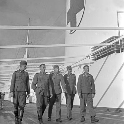 Wilhelm Gustloff Original-Bildunterschrift: Lazarettschiff Wilhelm Gustloff - Verwundete erholen sich an der frischen Lu-stock-foto