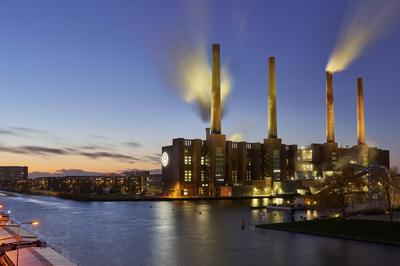 Beleuchtetes Heizkraftwerk Wolfsburg Nord/S?d-stock-foto